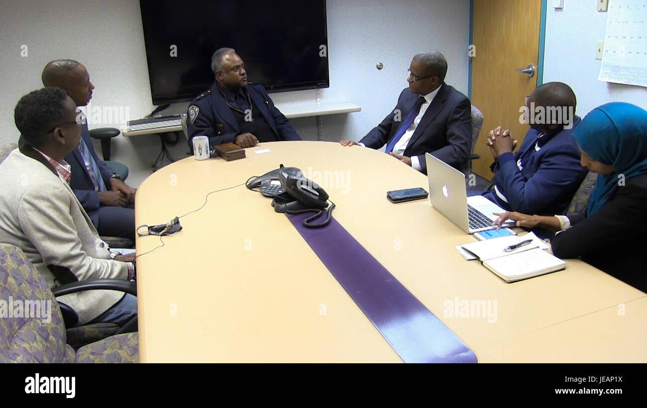 Cette image capture une réunion entre le SRCC (Southern Regional Cooperation Council) et le Minnesota Metro police Chief en janvier 2015. La réunion a probablement comporté des discussions sur la sécurité régionale, la coopération en matière d'application de la loi et les politiques publiques. Banque D'Images