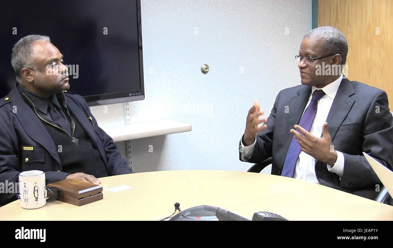 Une réunion entre la SRCC et le chef de la police du Minnesota Metro en janvier 2015. La réunion visait à discuter de la sécurité communautaire et des stratégies de maintien de l'ordre, en renforçant les relations entre les autorités locales et la communauté. Banque D'Images