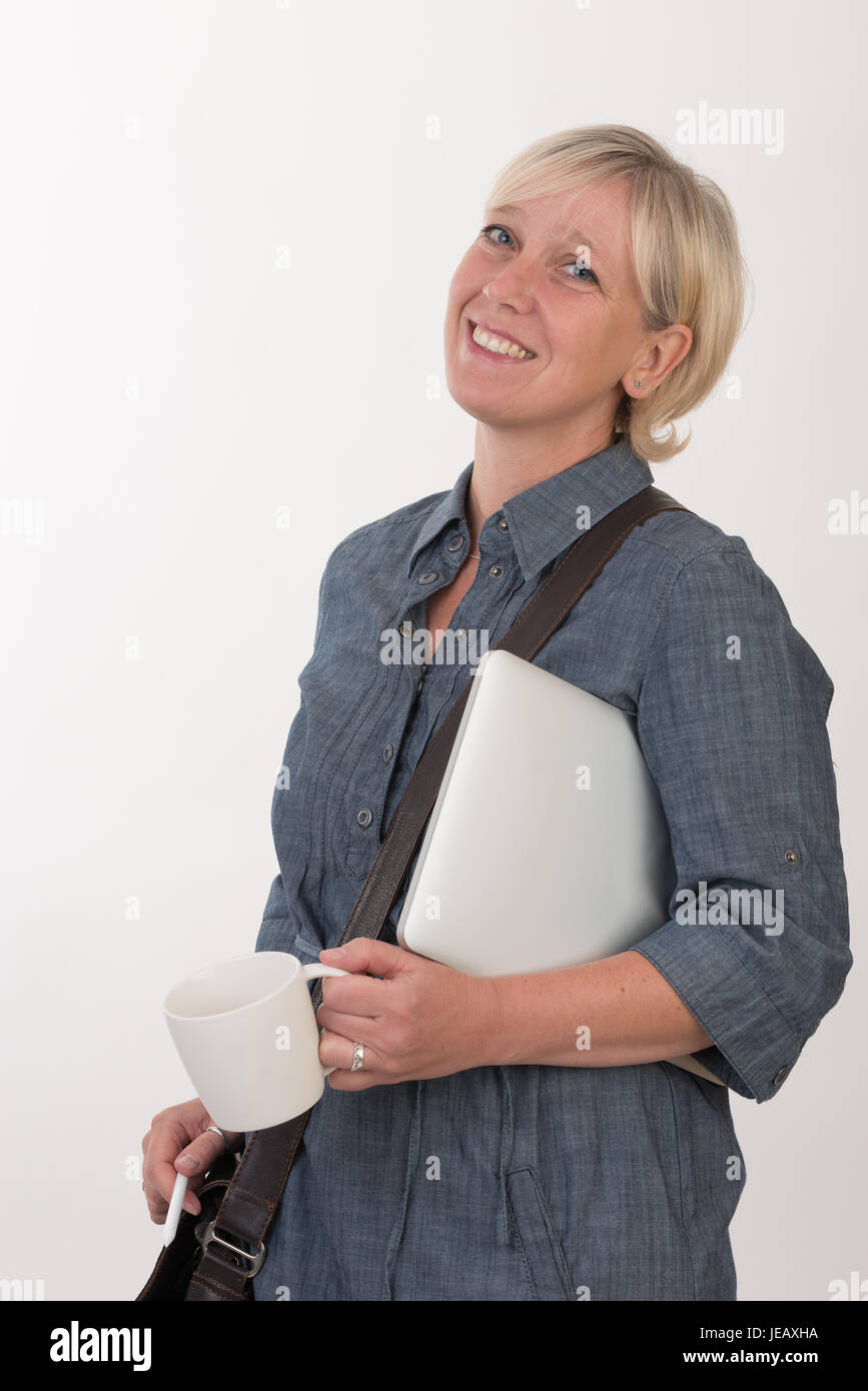 Business Woman carrying laptop, tasse de café et à la sac happy - studio shot devant un fond blanc Banque D'Images
