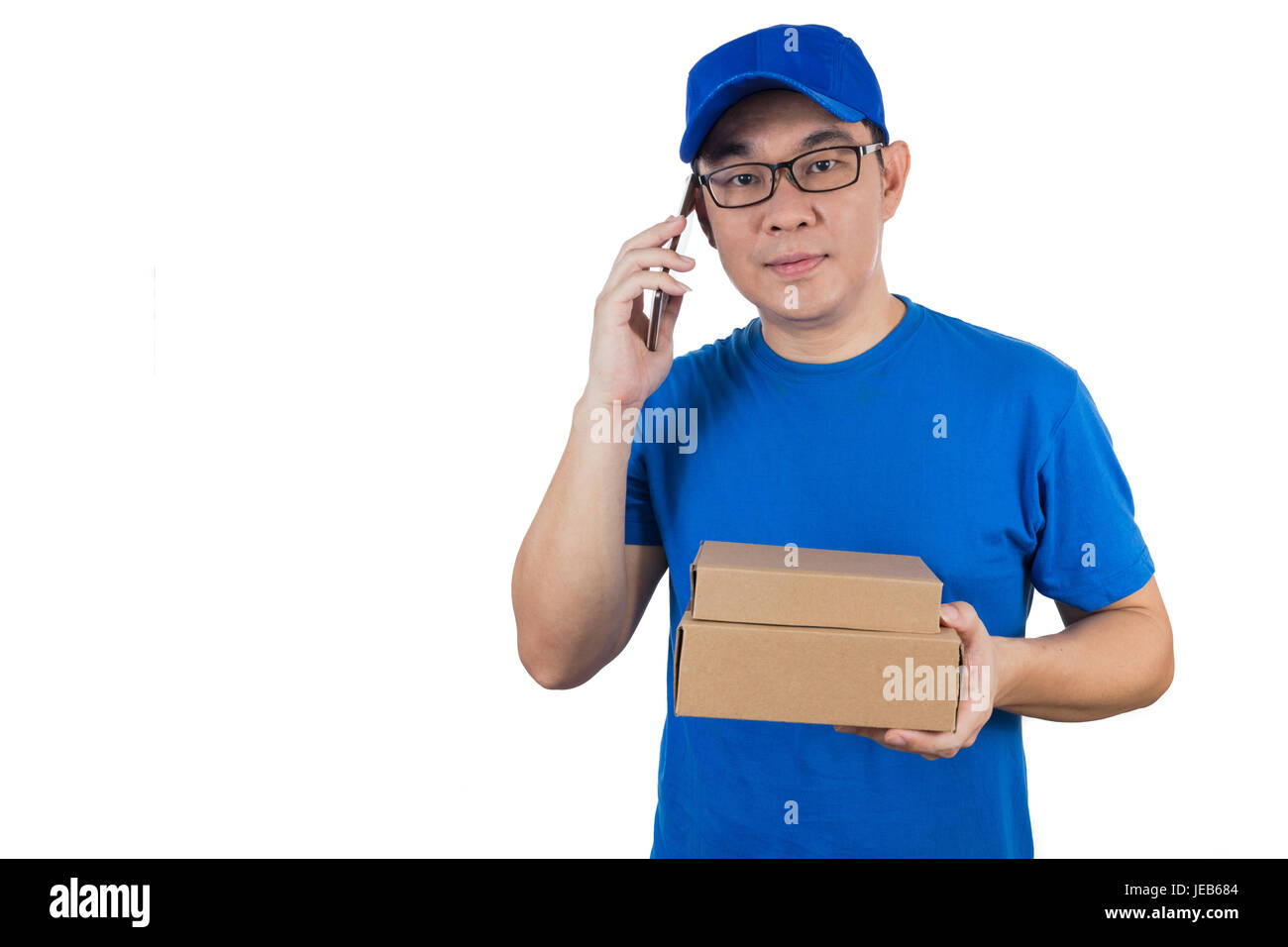 Livraison chinois asiatique guy en uniforme de conversations au téléphone  mobile en isolé sur fond blanc Photo Stock - Alamy