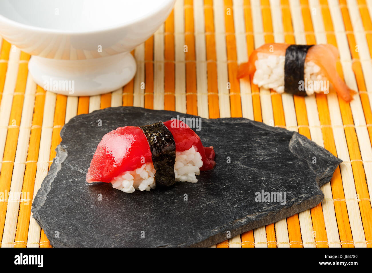 Nigiri thon rouge à l'algue Nori sur ardoise. Le poisson cru dans les sushis japonais traditionnel de style. Image horizontale. Banque D'Images