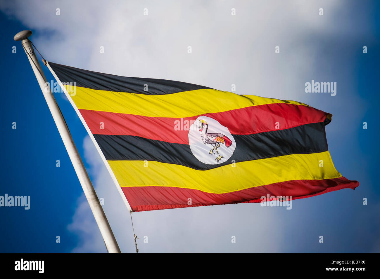 Drapeau de l'Ouganda à voler sur de soleil en Afrique Banque D'Images