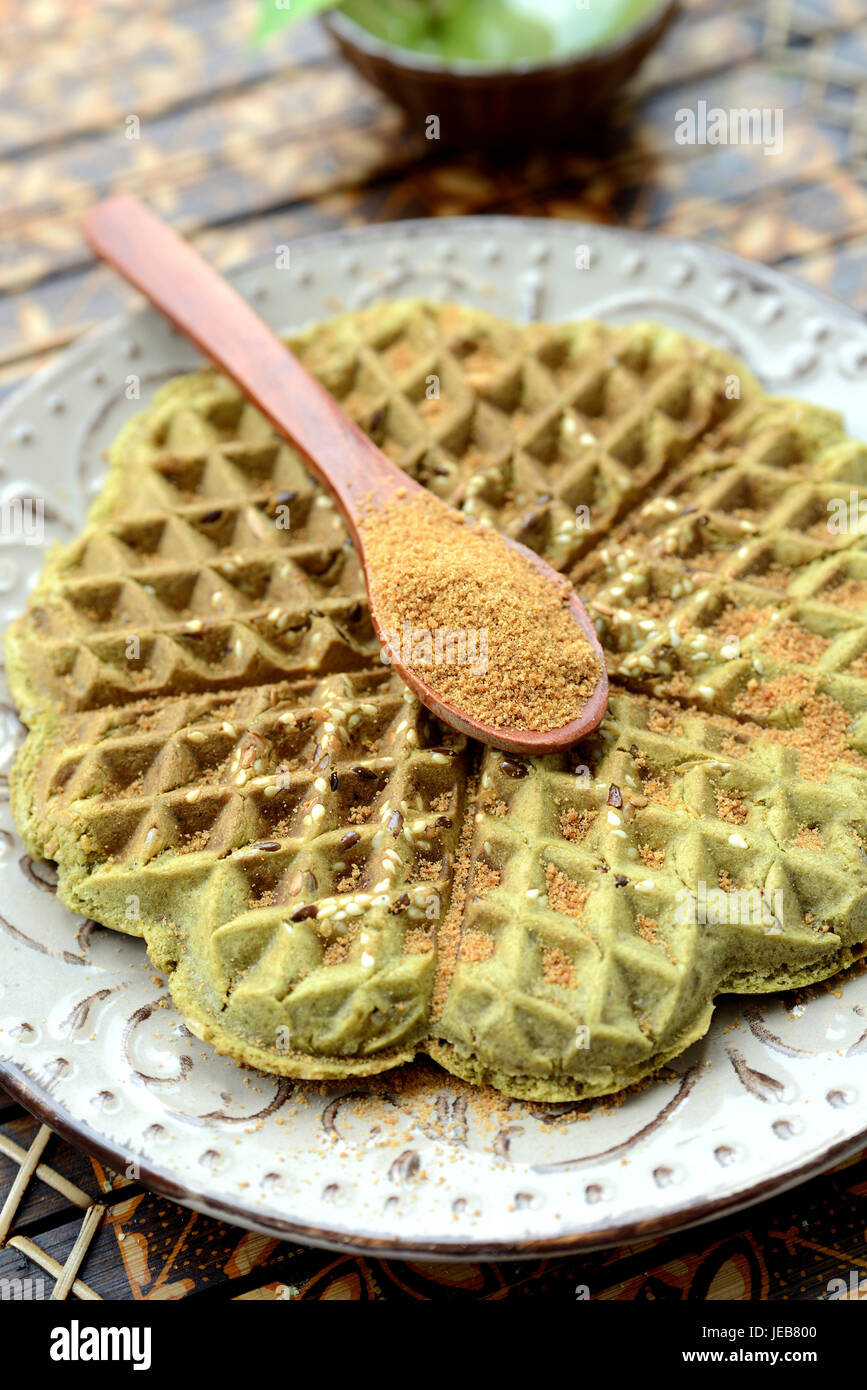 Gaufres maison avec plus de matcha, pistaches, graines de lin. Décorées avec du sucre de coco. Banque D'Images