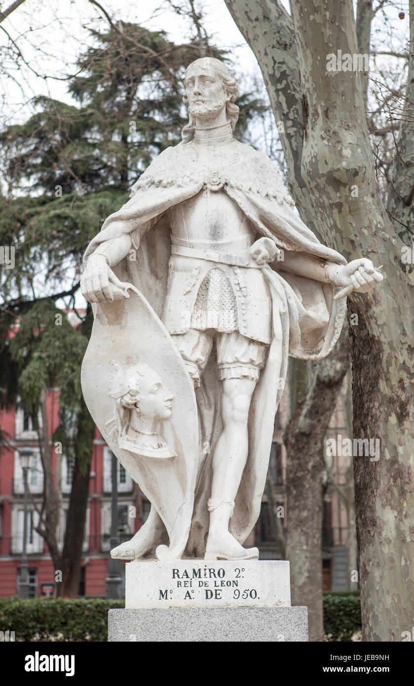 Madrid, Espagne - 26 février 2017 : Sculpture de Ramiro II Roi à Plaza de Oriente, Madrid. Il était un roi de León de 931 à 951 Banque D'Images