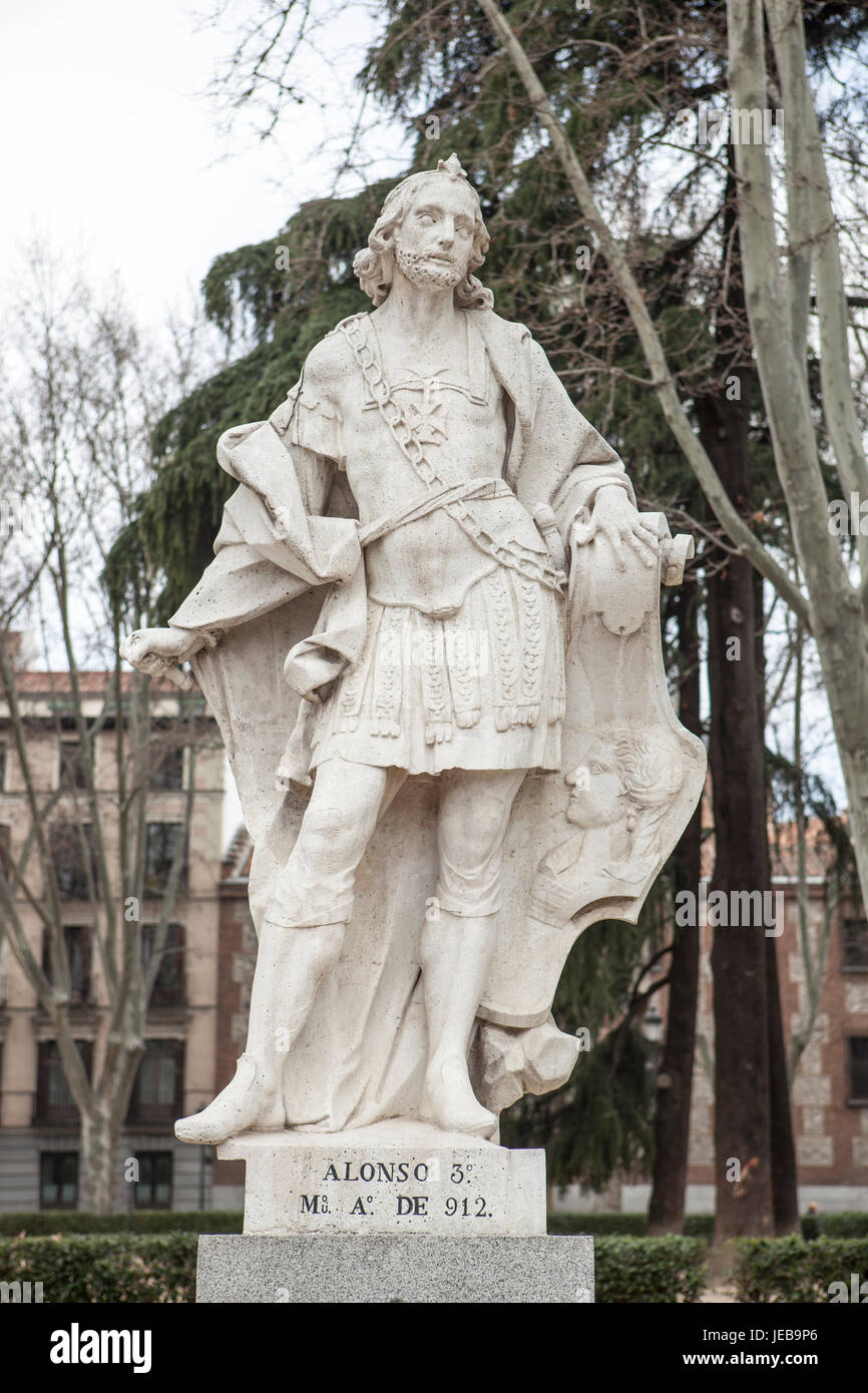 Madrid, Espagne - 26 février 2017 : Sculpture d'Alphonse III à Plaza de Oriente, Madrid. Il était le roi des Asturies de 866 à 910 Banque D'Images