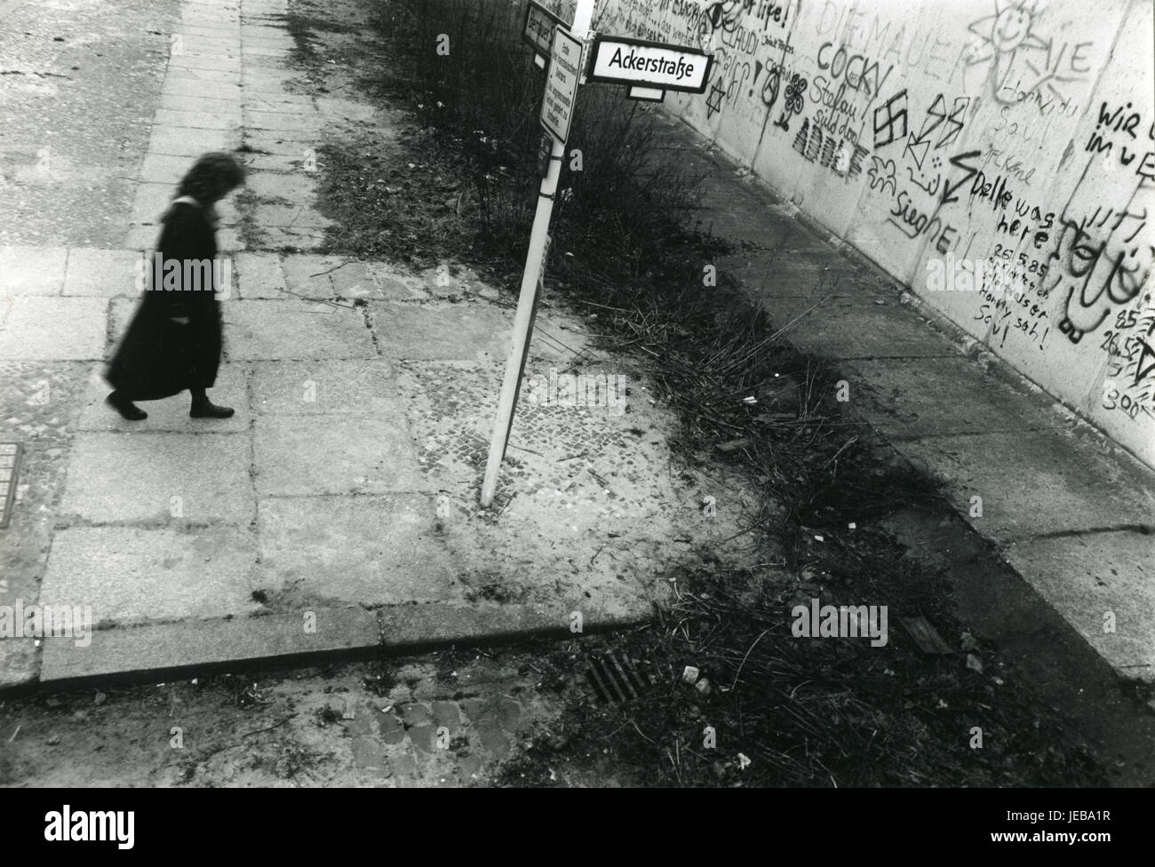 Une dame se dirige vers le mur de Berlin à la jonction de Gallery et en Oct 1987 Bernauerstraße Banque D'Images