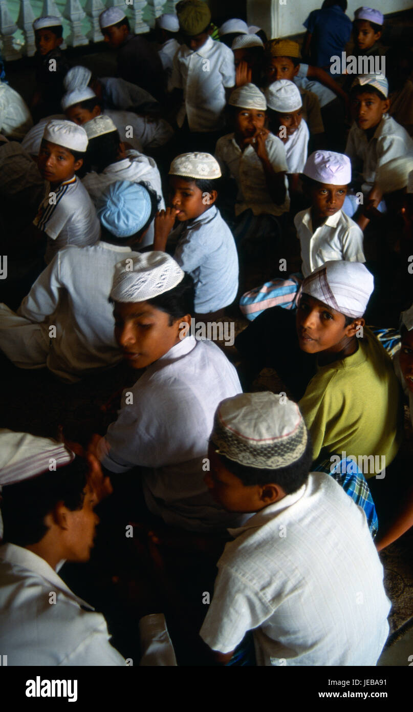 Negombo, Sri Lanka, les garçons musulmans rassemblés pour la prière à l'intérieur de la mosquée. Banque D'Images