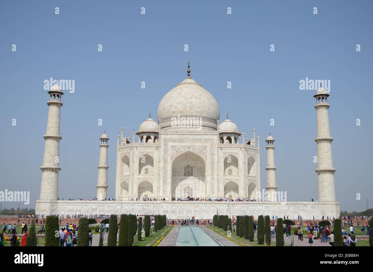 Vue avant du Taj Mahal à Agra, Inde Jardins Banque D'Images