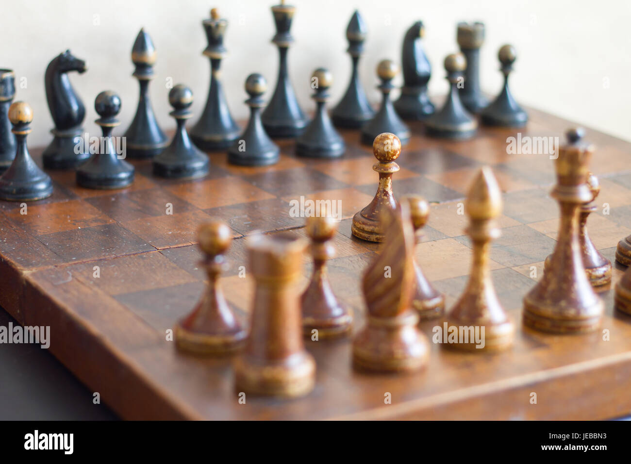 Pièces des échecs en bois Vintage sur un ancien échiquier Photo Stock -  Alamy