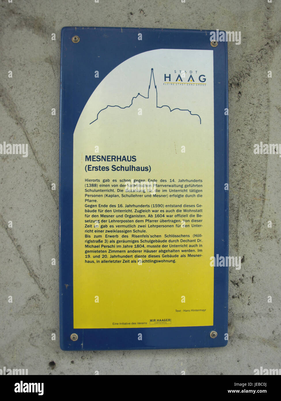 L'ourlet. Kirchhof-Mesnerhaus à Haag, en Allemagne, est une ancienne maison de gardien d'église. Le bâtiment est historiquement important pour son rôle dans la communauté et sa conception architecturale, reflétant le patrimoine local de la région. Banque D'Images