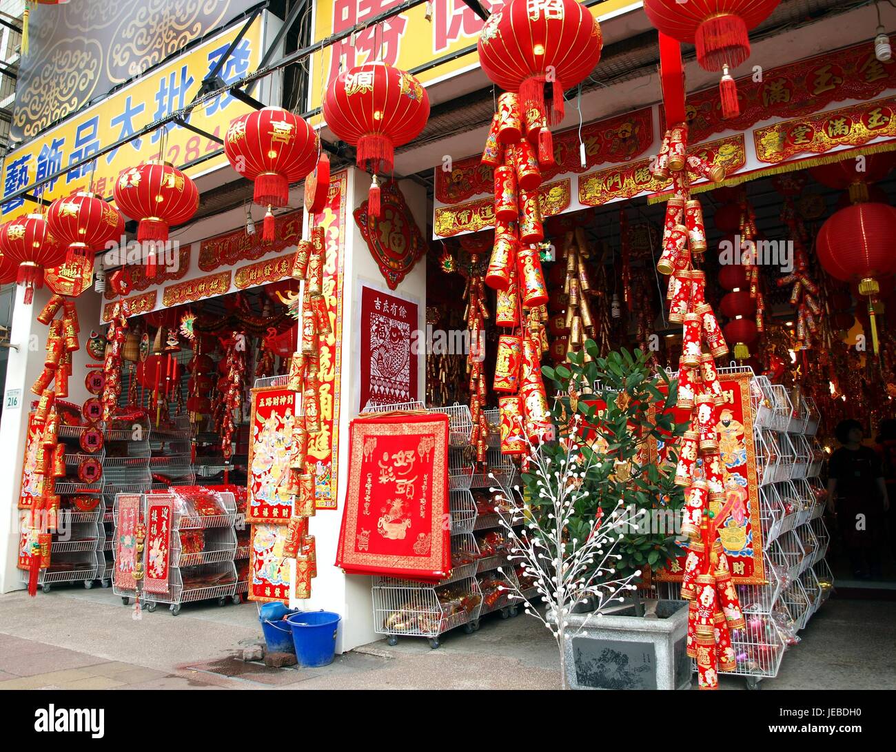 KAOHSIUNG, TAIWAN - Le 22 janvier : Avec l'approche du Nouvel An chinois magasins vendent des décorations du Nouvel An. Cette boutique propose des lanternes, des pétards, des affiches Banque D'Images
