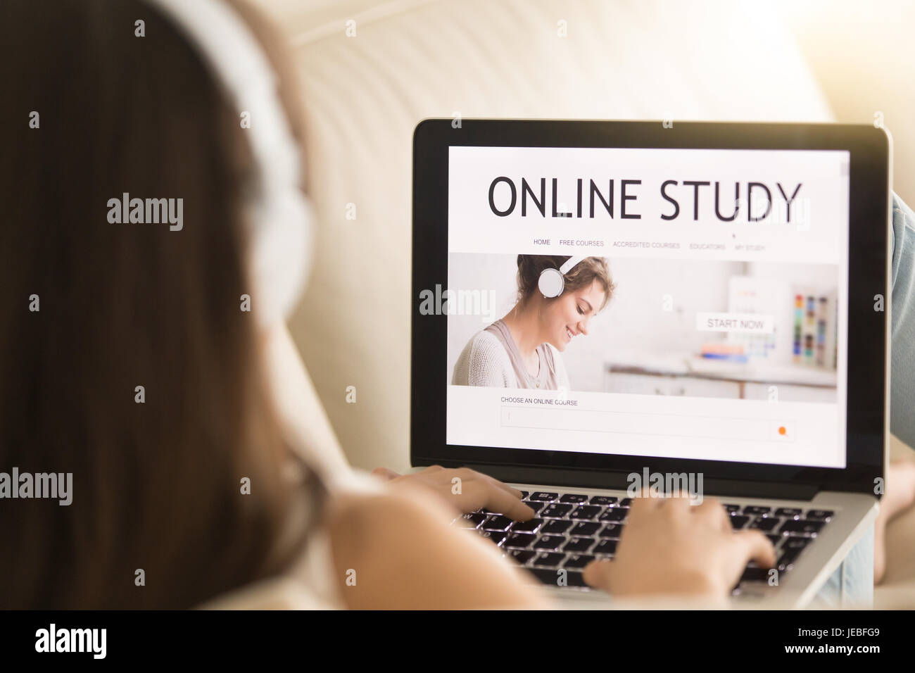 Le choix de cours en ligne pour femme l'auto-éducation Banque D'Images