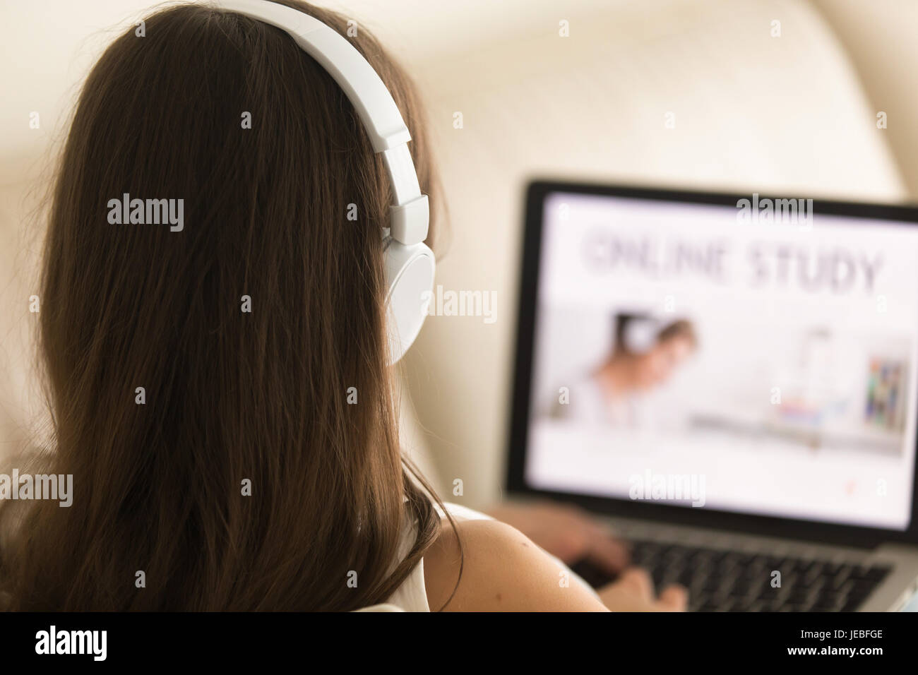 Le choix de cours pour les étudiantes apprennent à distance Banque D'Images