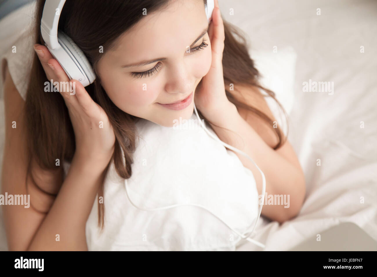Femme dans la musique agréable écoute au casque Banque D'Images