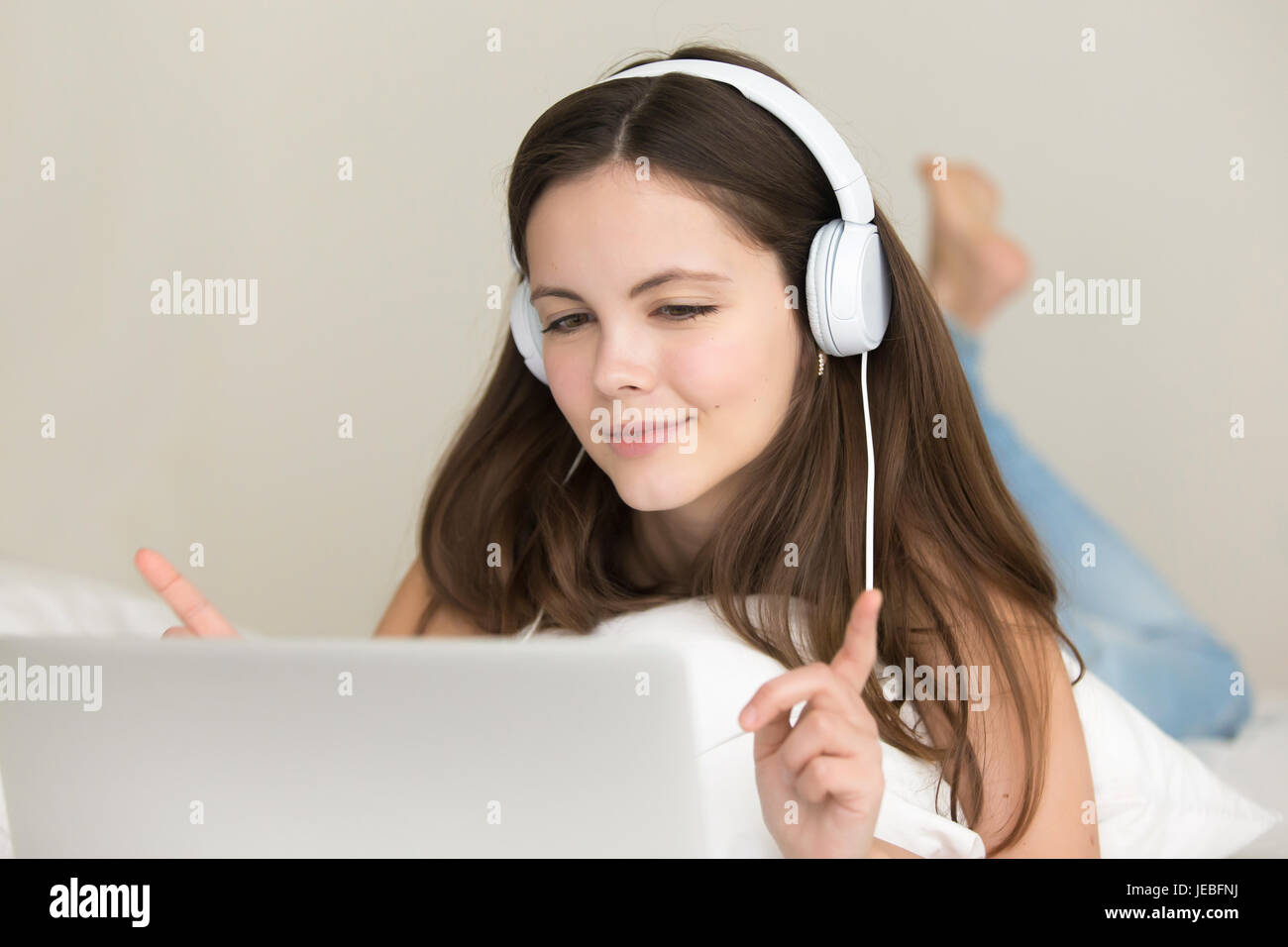 Teen girl écoute le choix et l'achat en ligne des chansons Banque D'Images