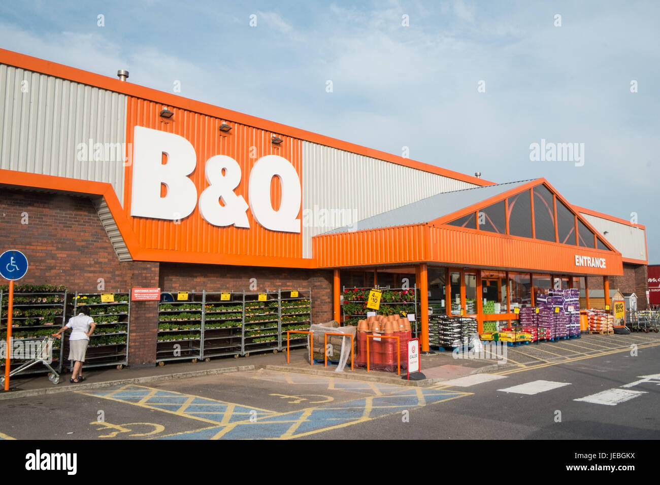 B&Q,logo,signer,boutique,super,magasin,Carmarthenshire Carmarthen,Ouest,au Pays de Galles, Royaume-Uni,UK,l'Europe, Banque D'Images