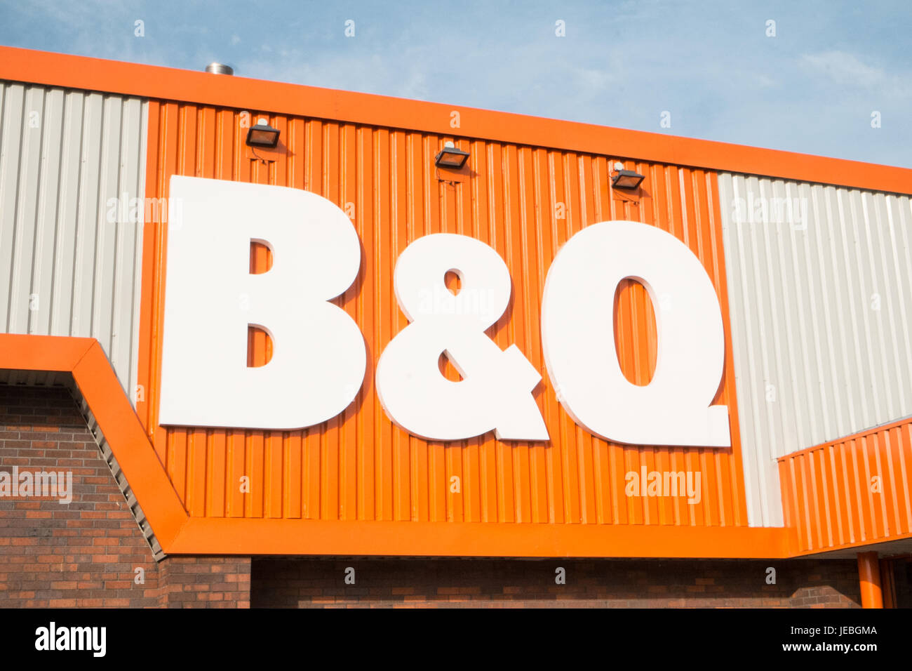 B&Q,logo,signer,boutique,super,magasin,Carmarthenshire Carmarthen,Ouest,au Pays de Galles, Royaume-Uni,UK,l'Europe, Banque D'Images