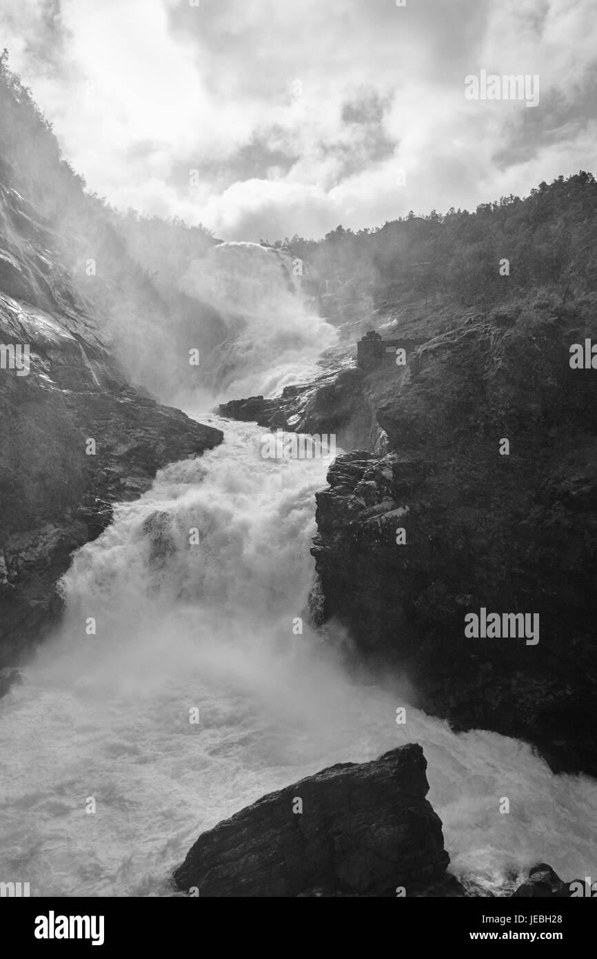 Kjosfossen cascade spectaculaire en Norvège. Myrdal Flam railway mettez du paysage. La verticale Banque D'Images