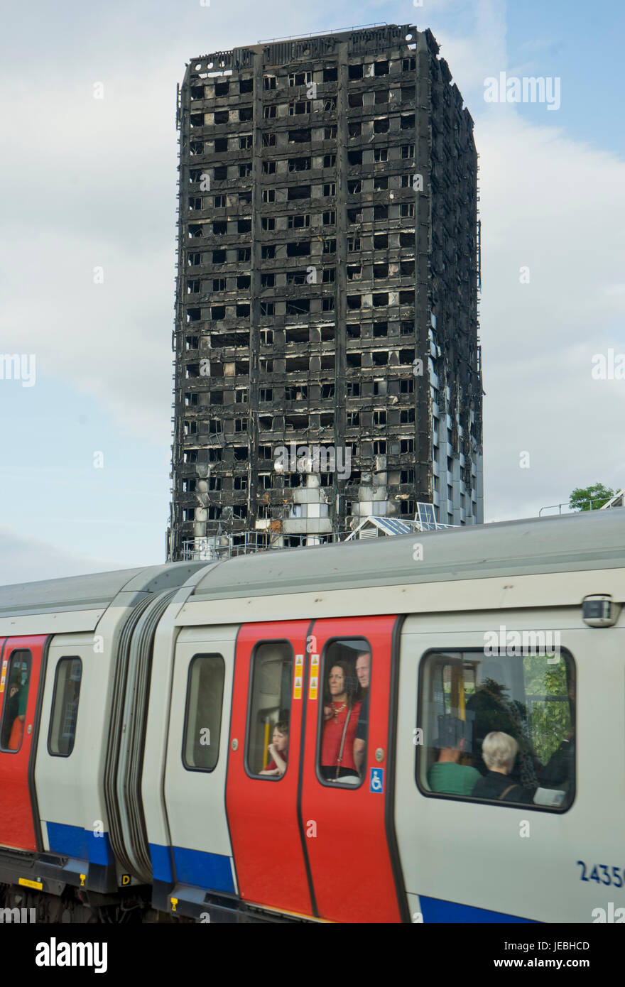 Latimer Road avant la fermeture en raison de débris d'incendie à la Tour de Grenfell, Londres, Angleterre, Royaume-Uni Banque D'Images