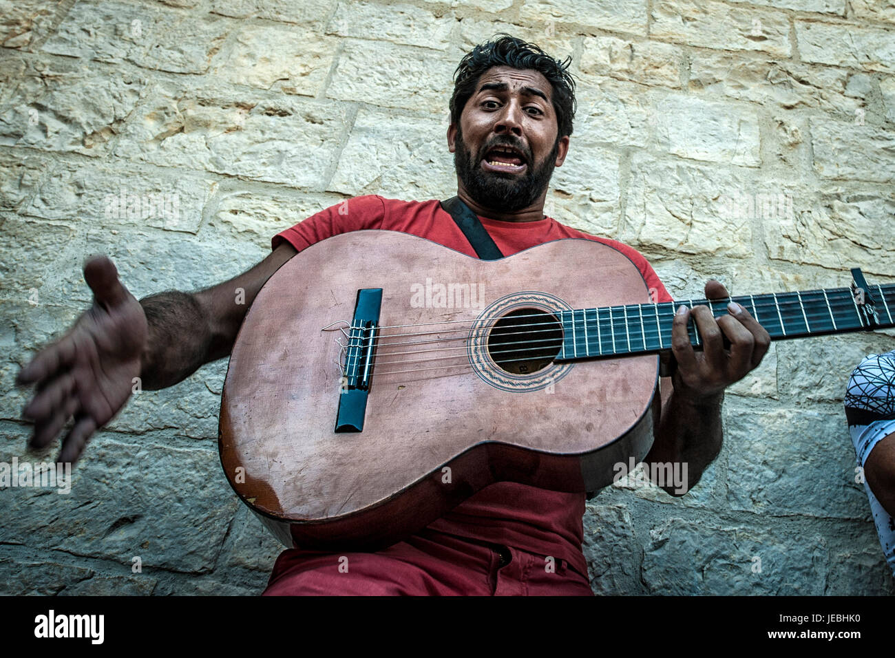 Un gitan musicien joue de la guitare avant le défilé de Santa Sara's statue  pendant la fête du Gitan aux Saintes-Maries-de-la-Mer, en Provence, France  Photo Stock - Alamy