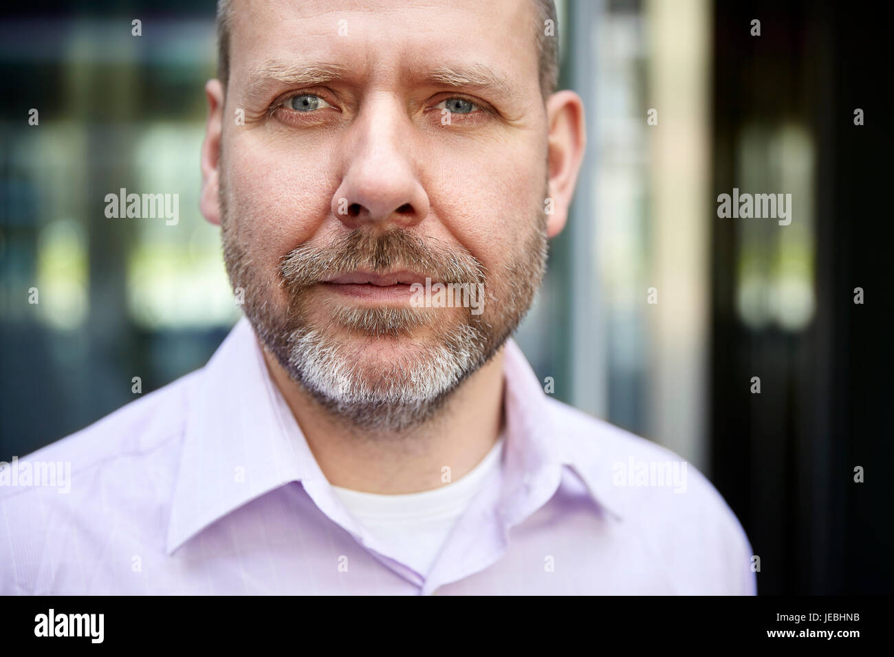 Portrait Portrait of man in pink shirt. Il est debout en face de son bureau. Banque D'Images