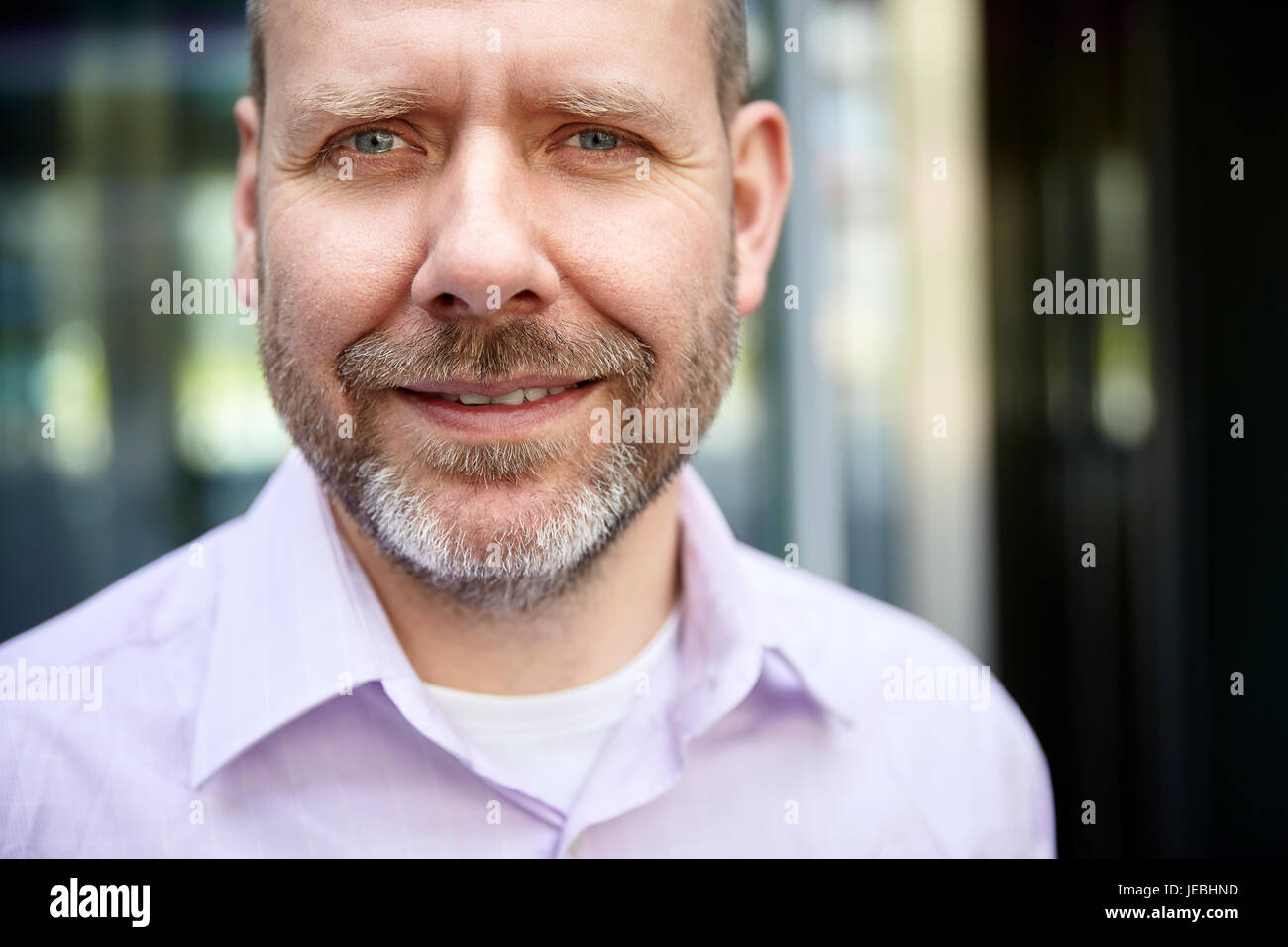 Outdoor portrait of mature man in front of office building. Banque D'Images