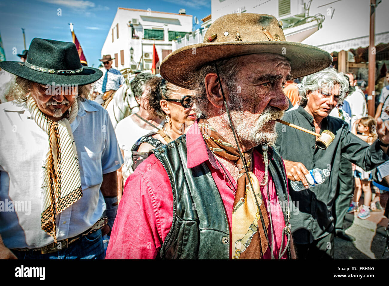 Man in 'Arles' robe parades pour la procession de Sainte Sara pendant le Festival de la Gitans aux Saintes-Maries-de-la-Mer, en Provence, France Banque D'Images