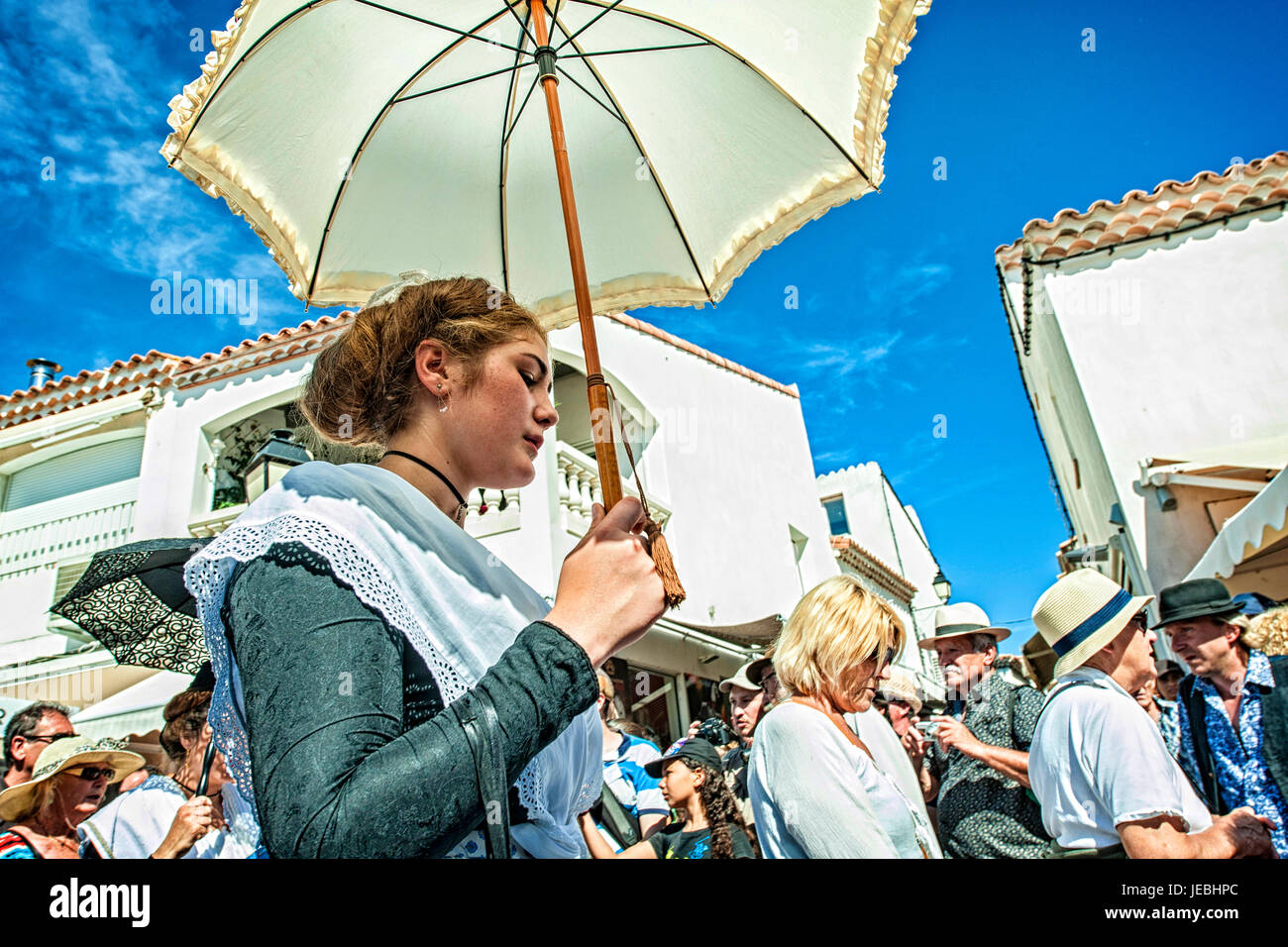Dans 'fille' Arlésienne costume participe à la parade de Sainte Sara pendant le Festival de la Gitans aux Saintes-Maries-de-la-Mer, en Provence, France Banque D'Images