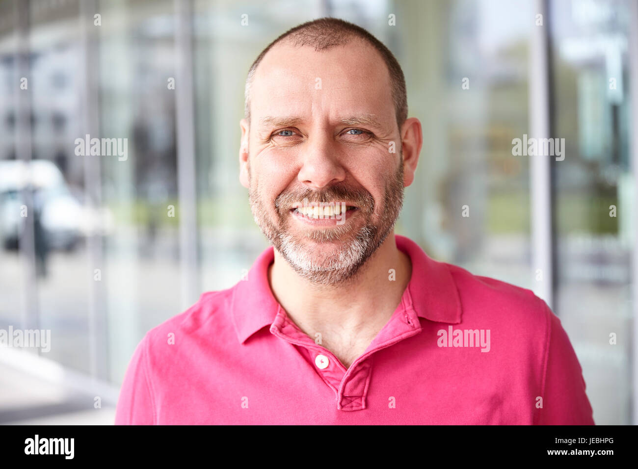 Portrait of happy casual man en t-shirt rose. Banque D'Images