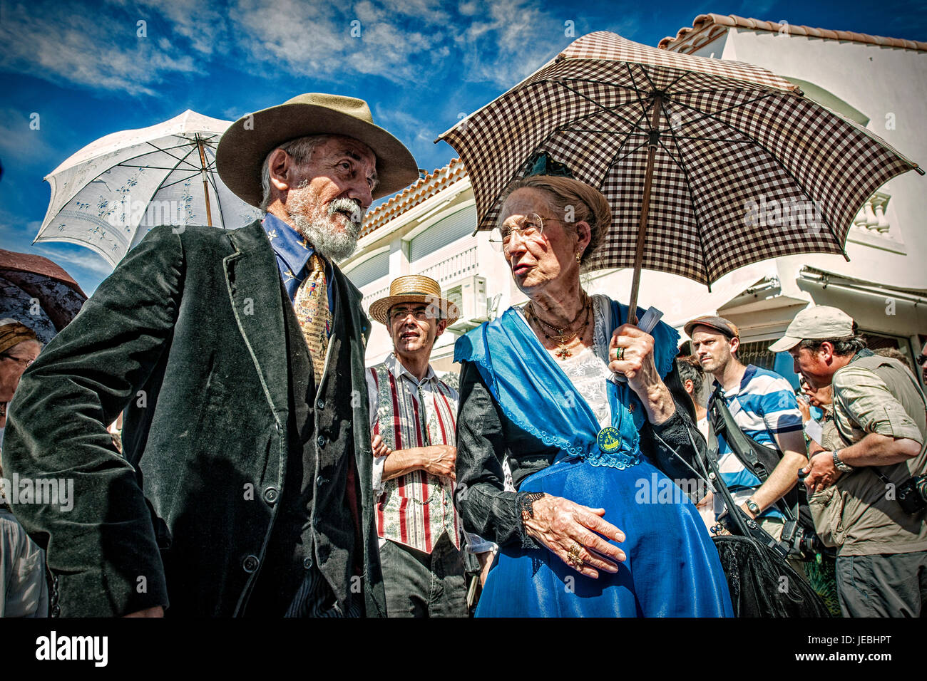 Les femmes et les hommes vêtus de costumes 'Arlésienne' participer à la parade de Sainte Sara pendant le Festival de la Gitans aux Saintes-Maries-de-la-Mer, en Provence, France Banque D'Images