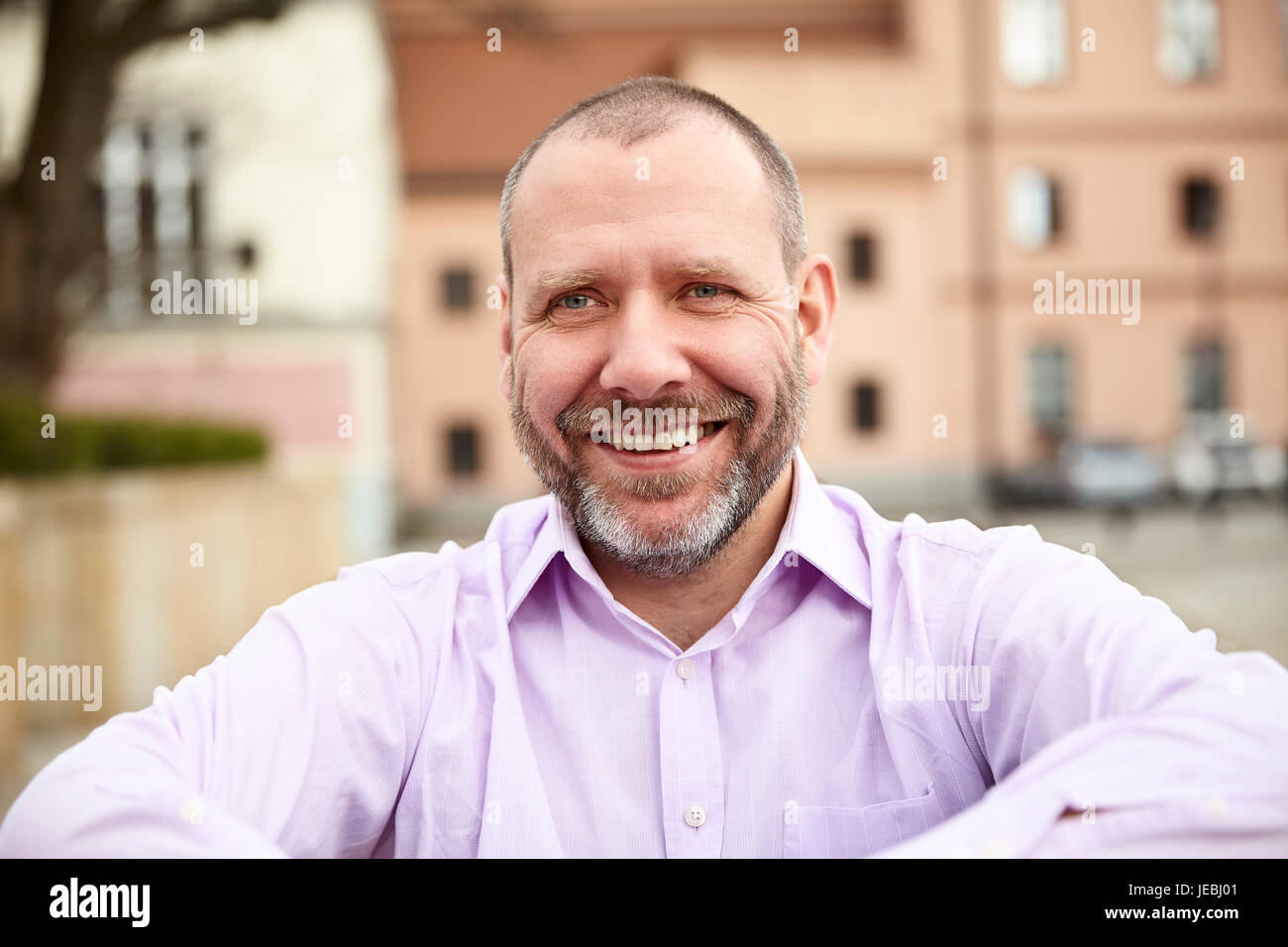 Portrait of happy casual man dans l'espace urbain. Banque D'Images