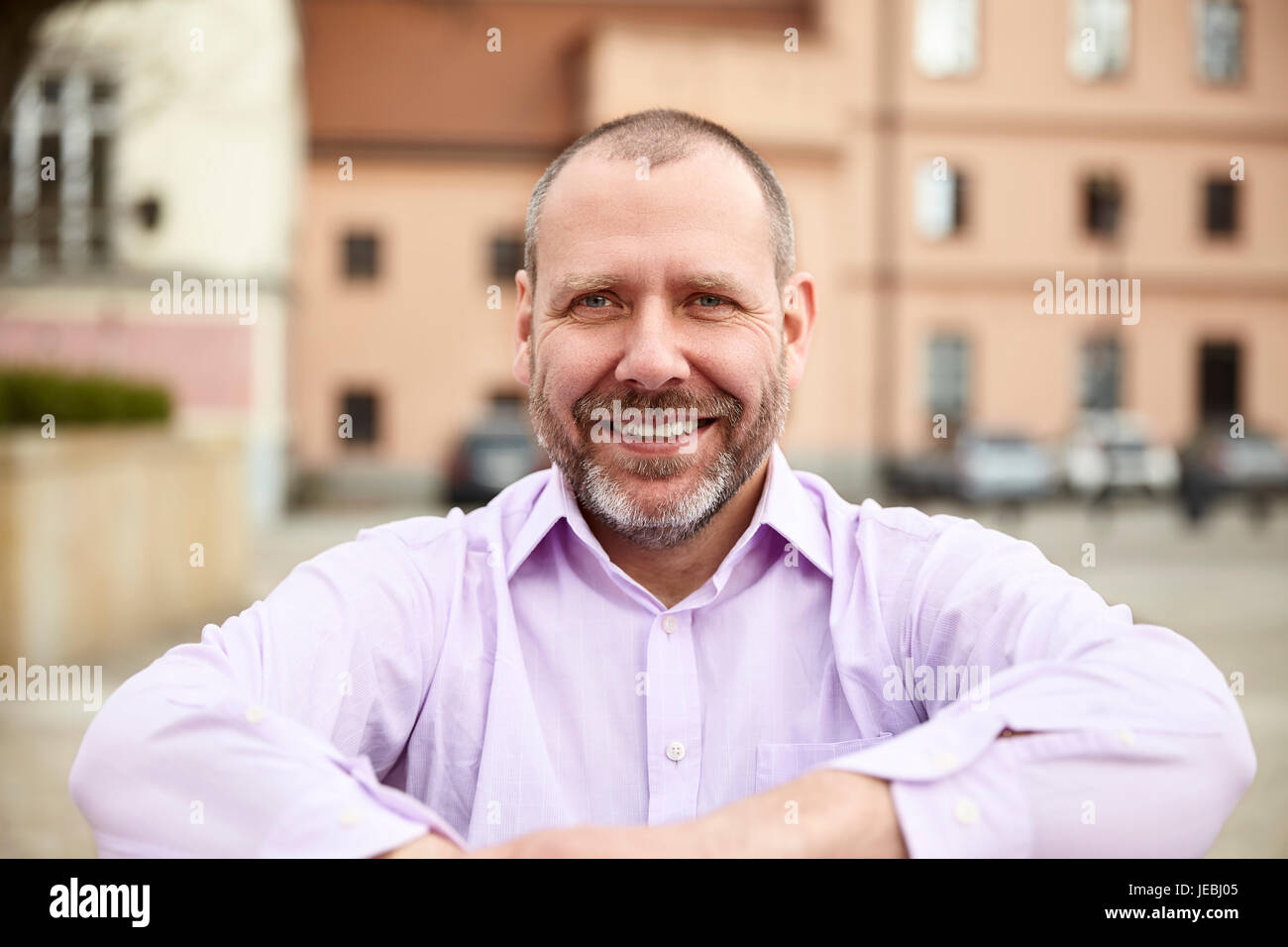 Portrait of happy casual man dans l'espace urbain. Banque D'Images