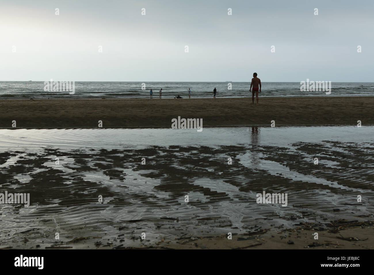 Belle après-midi à la plage près de Taipei, avec un sombre crépuscule Banque D'Images