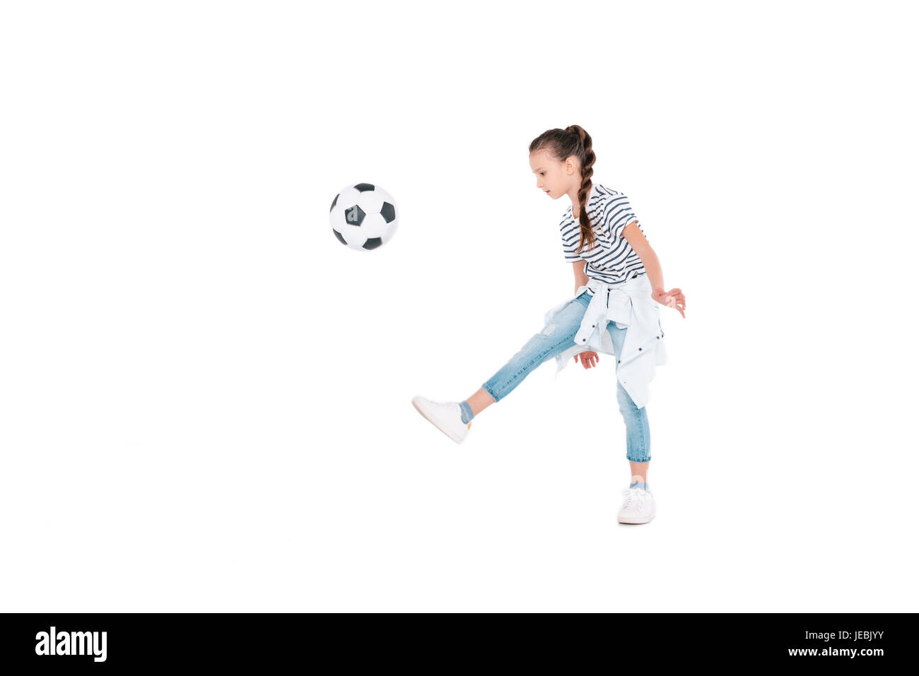 Petite fille avec ballon de football isolé sur blanc, enfants sport concept Banque D'Images