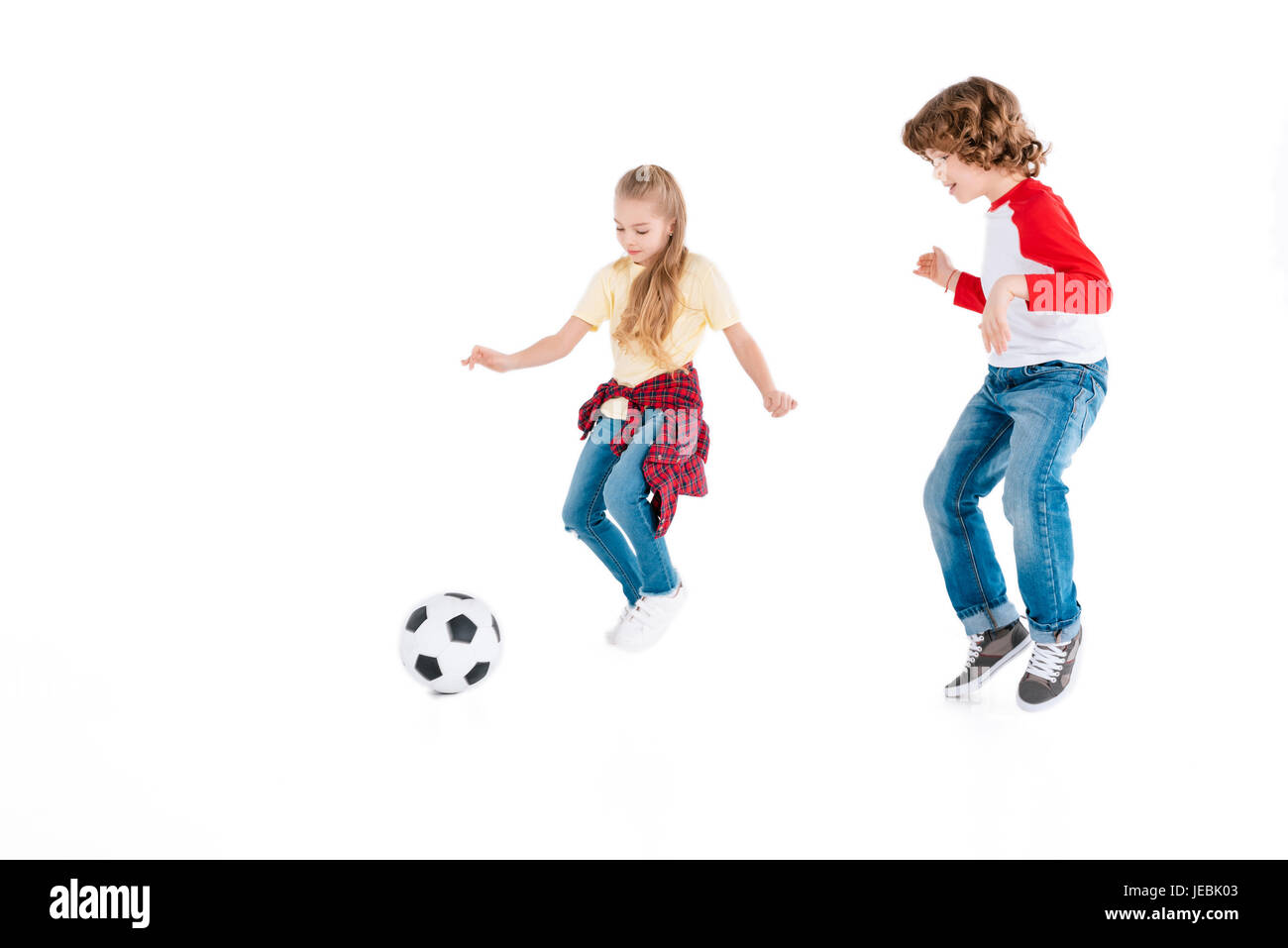 Boy and girl playing football isolé sur blanc, enfants sport concept Banque D'Images