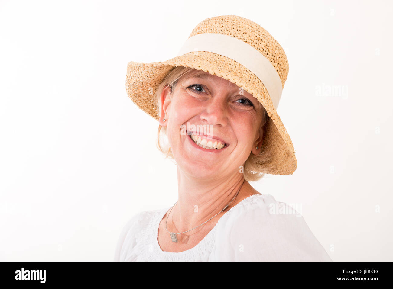 Portrait d'un milieu blond attrayant de european woman wearing white dress portant une tête d'été showin happy face - head shot - studio shot sur Banque D'Images