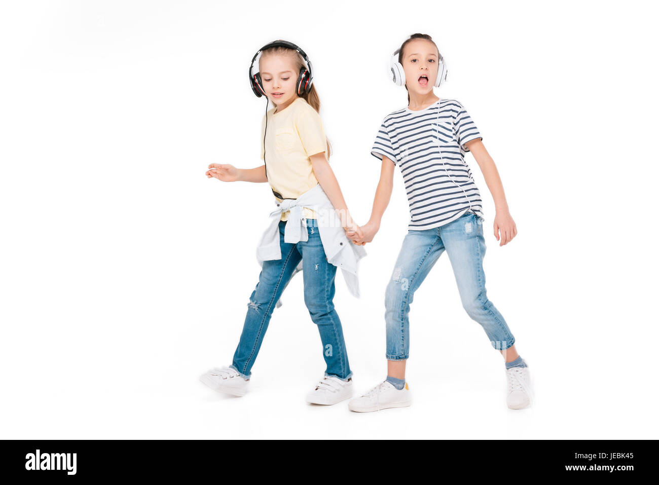 Cheerful friends musique casque casque en isolé dans White Banque D'Images