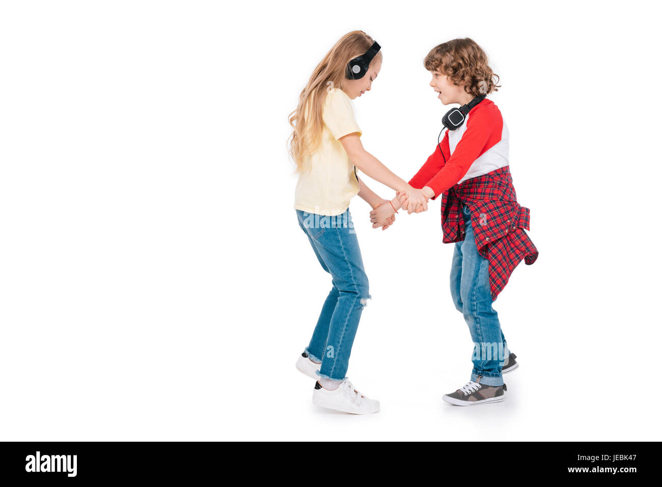 Gai Écoute d'amis de la musique et de la danse en blanc isolé Banque D'Images