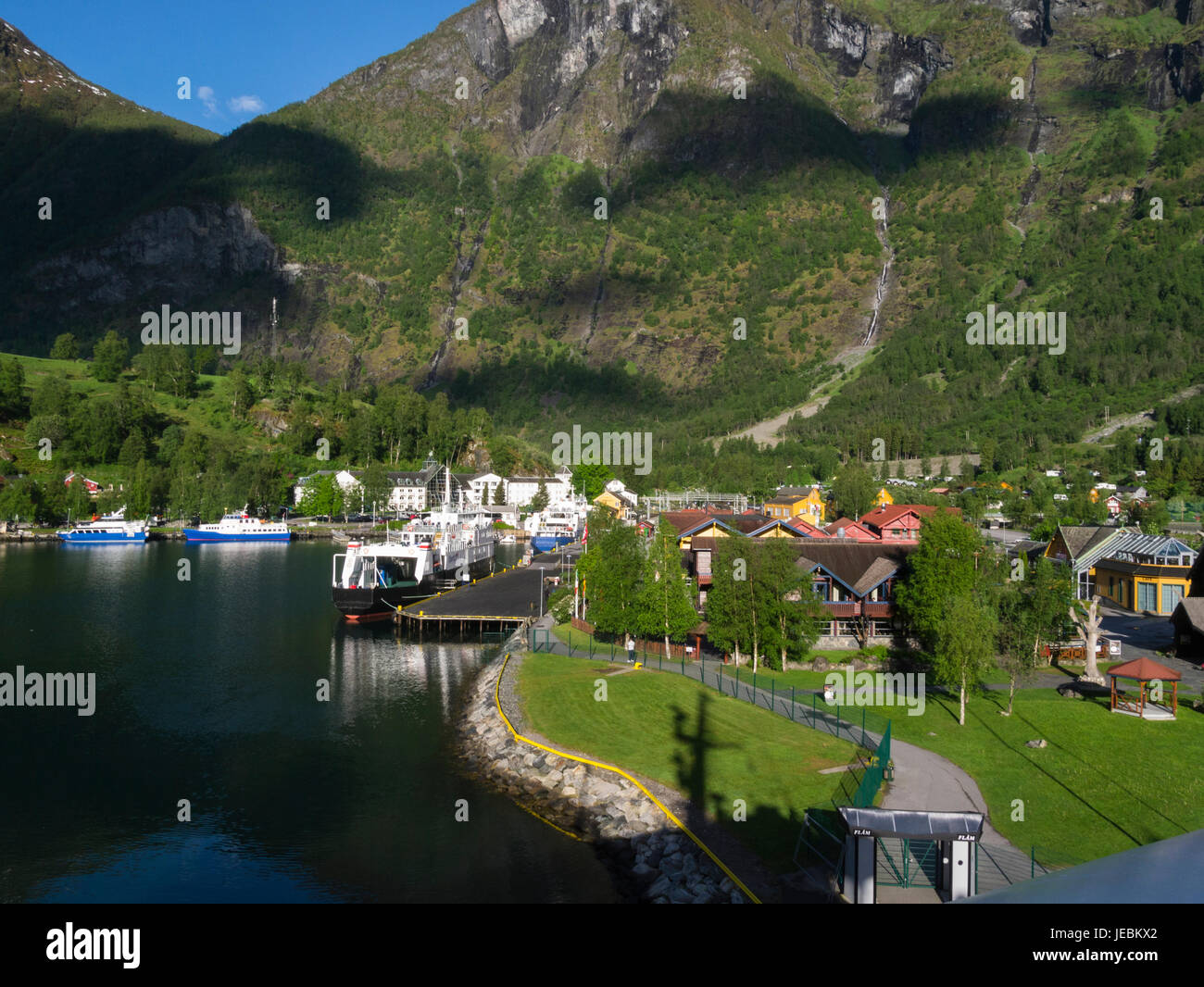 Village de Flåm Flåmsdalen à la fin de l'Aurlandsfjorden une succursale de démarrer le Sognefjorden de spectaculaires de Flåm Norvège Banque D'Images
