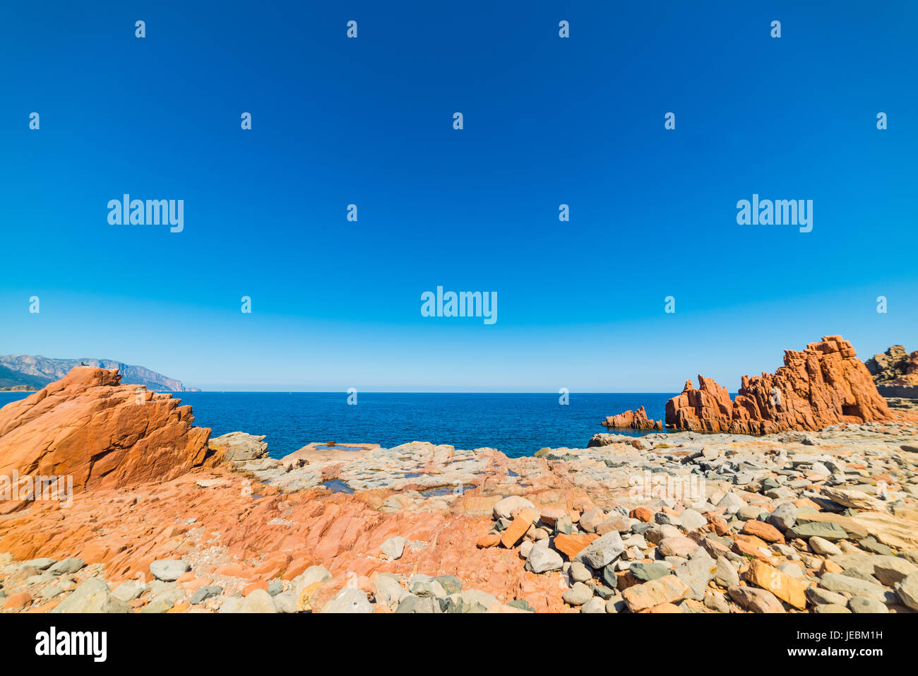 Roches rouges dans les Rocce Rosse plage, Sardaigne Banque D'Images