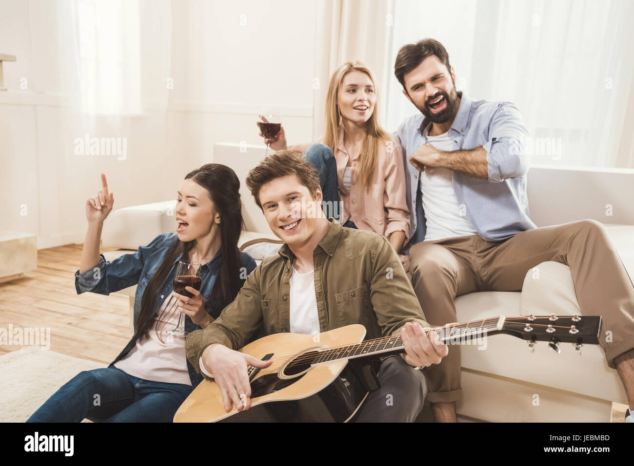 Les gens faisaient la fête ensemble à manger, playing guitar Banque D'Images