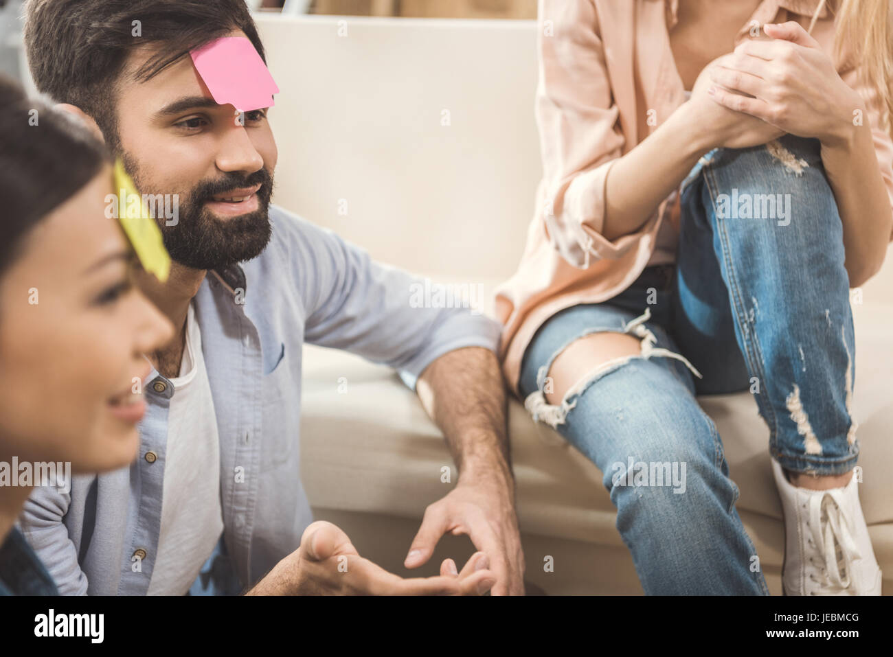 Jeu de gens divers devinez qui et de s'amuser à la maison Banque D'Images