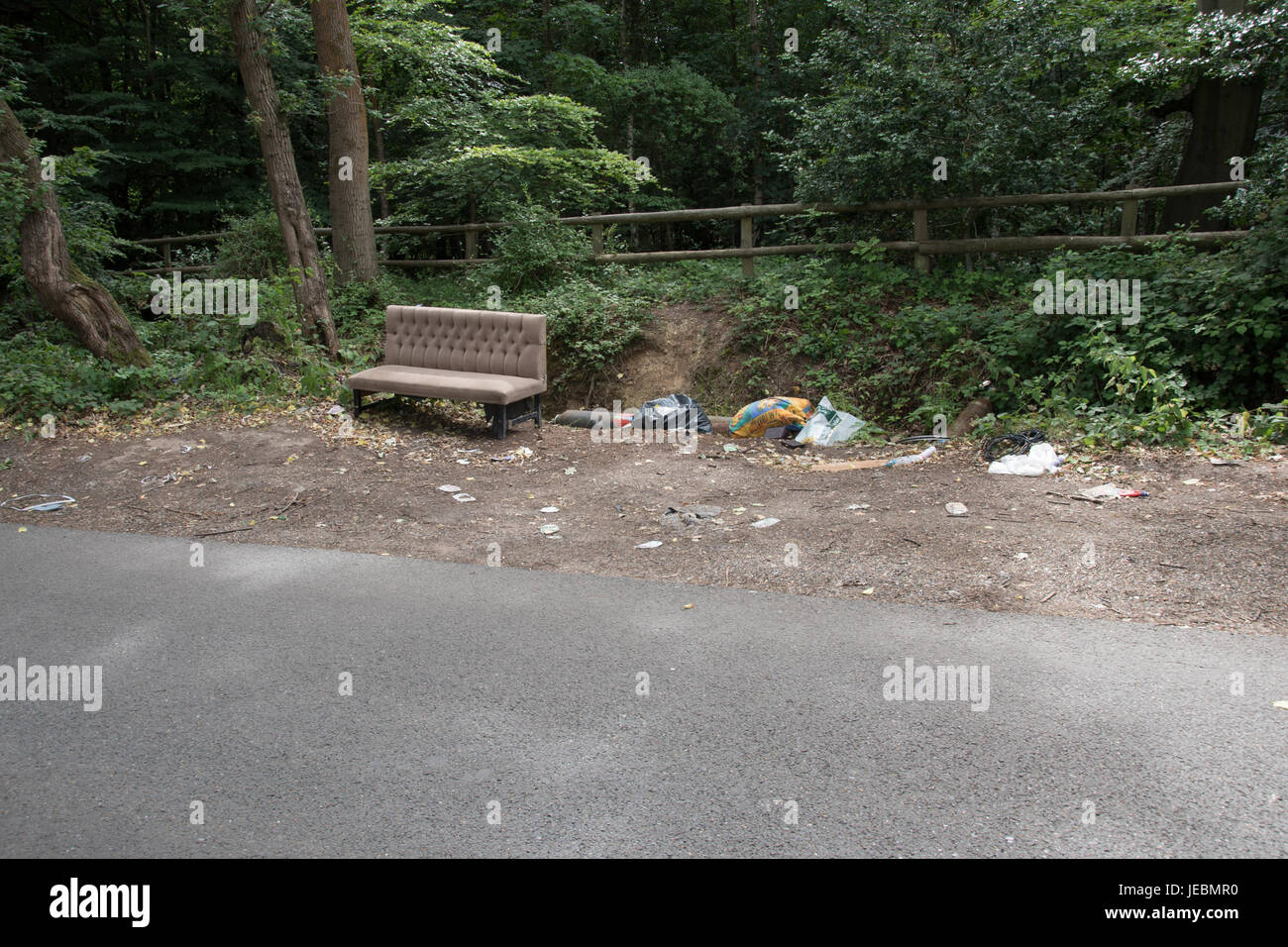 Fly-tipping dans les ruelles de Buckinghamshire ! Banque D'Images