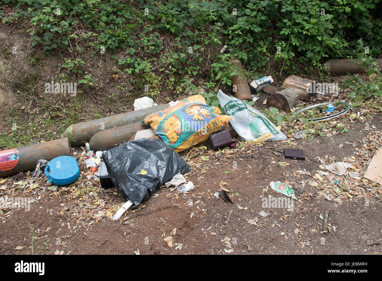 Fly-tipping dans les ruelles de Buckinghamshire ! Banque D'Images