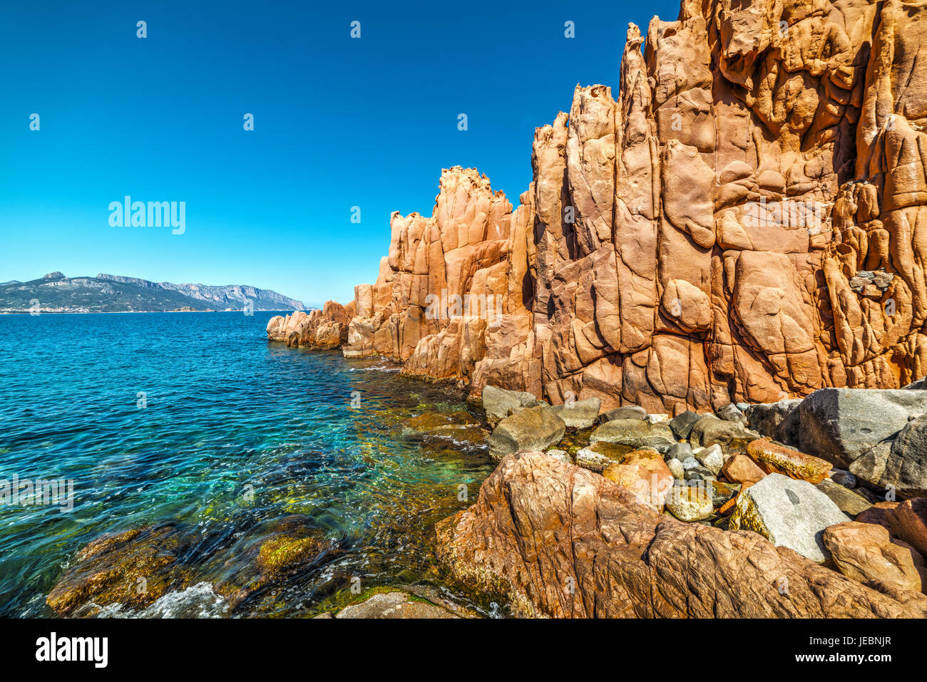 Roches rouges dans les Rocce Rosse plage, Sardaigne Banque D'Images