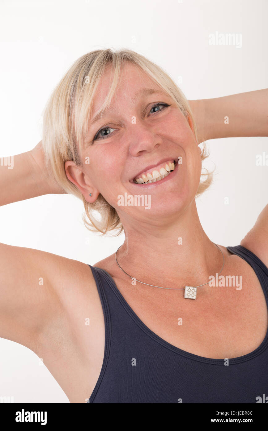 Portrait d'un milieu blond attrayant de femme européenne portant haut bleu montrant heureux face - moitié du corps - studio shot on white background Banque D'Images