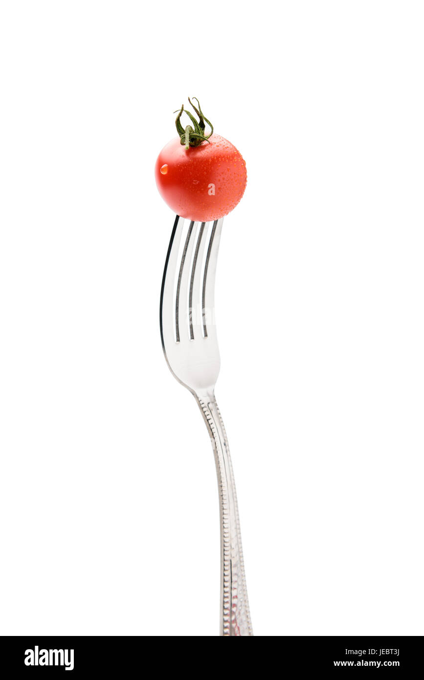 Tomates cerise sur fourche isolé sur blanc. concept de vie sain Banque D'Images