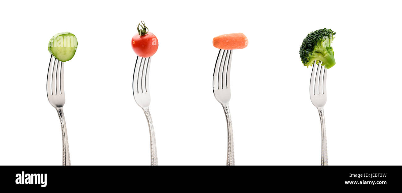 Concombre, tomates cerises, carottes et brocoli sur fourches isolé sur blanc. concept de vie sain Banque D'Images