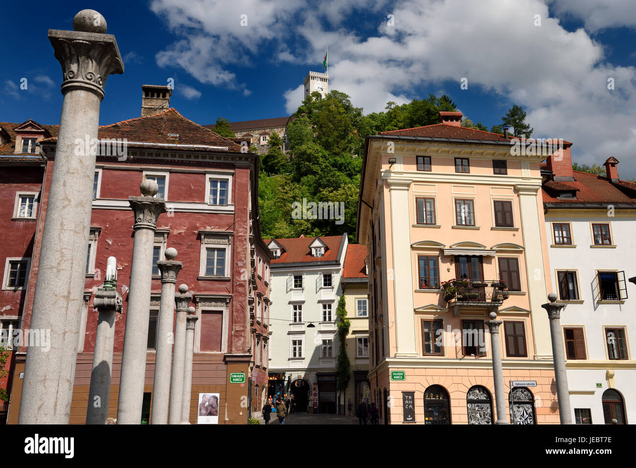 Colonnes sur Joze Plecnik's cordonniers Bridge à Cankar Quay jusqu'à jusqu'à des maisons et la colline du Château de Ljubljana Ljubljana Slovénie Banque D'Images