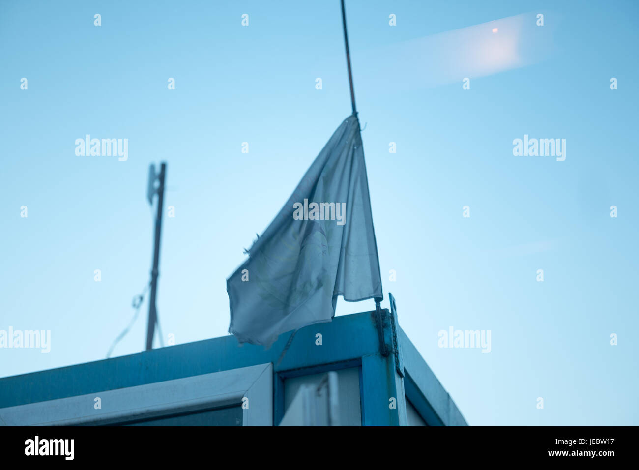 Drapeau kurde kurde survolant la zone contrôlée de Kamishli, la Syrie. Banque D'Images